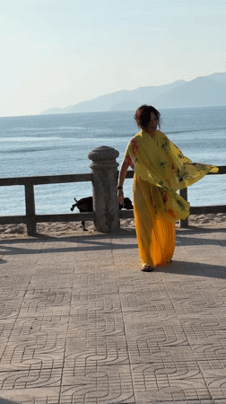 Nha Trang beachfront at dusk: dogs, selfies, and street food