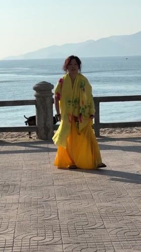Nha Trang beachfront at dusk: dogs, selfies, and street food