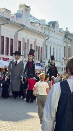 Giant marionette puppets parade through Kazan streets drawing crowds