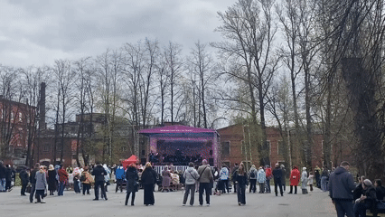 Outdoor concert draws crowds in Saint Petersburg plaza