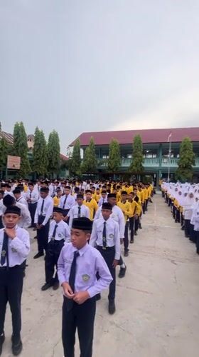 School morning and street traffic in Lhokseumawe, Aceh