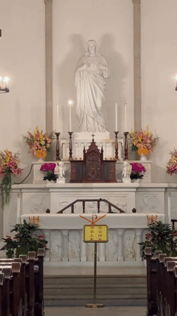 Daily life unfolds in Yuzhong District's streets and churches