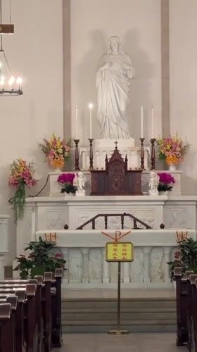 Daily life unfolds in Yuzhong District's streets and churches