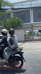 Morning traffic and passengers observed in Đà Nẵng