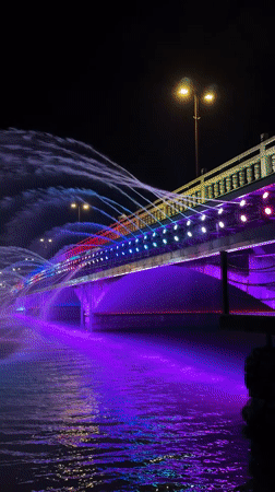 Illuminated bridge water show captivates observers in Wulingyuan, China