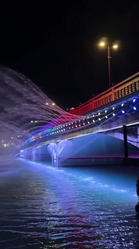 Illuminated bridge water show captivates observers in Wulingyuan, China