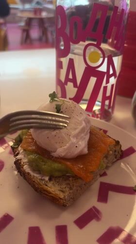 Breakfast documentation shows avocado toast with poached egg in Moscow