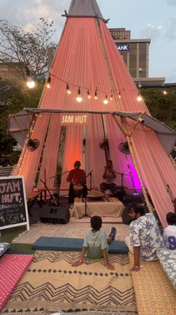 Outdoor market music event draws crowds in Mumbai