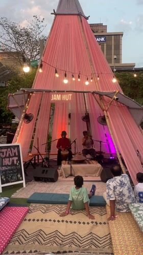 Outdoor market music event draws crowds in Mumbai