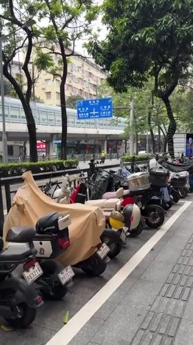Early morning street life documented in Guangzhou shopping district