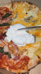 Pink-haired diner documents Olivia Pizza meal in Đà Nẵng