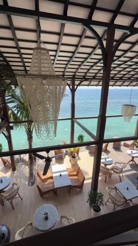 Resort leisure documented at Nusa Penida beachfront location