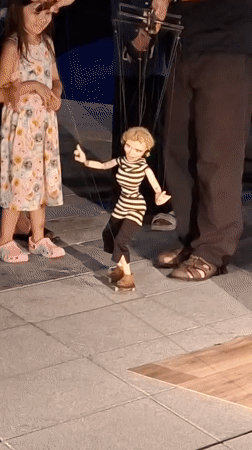 Marionette street show draws crowds on Torrevieja's summer waterfront