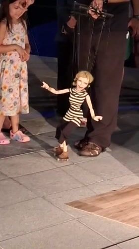 Marionette street show draws crowds on Torrevieja's summer waterfront
