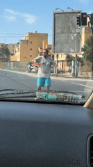 Street juggler performs at Arica intersection amid routine traffic