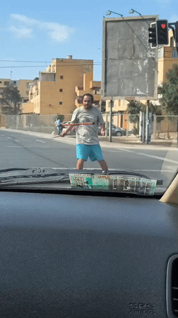 Street juggler performs at Arica intersection amid routine traffic