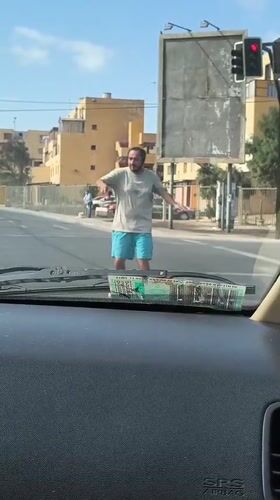 Street juggler performs at Arica intersection amid routine traffic
