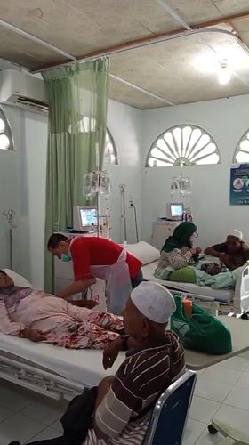 Dawn dialysis session documented at Lhokseumawe hospital