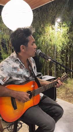Acoustic musician performs at Japanese restaurant in Kuta Selatan