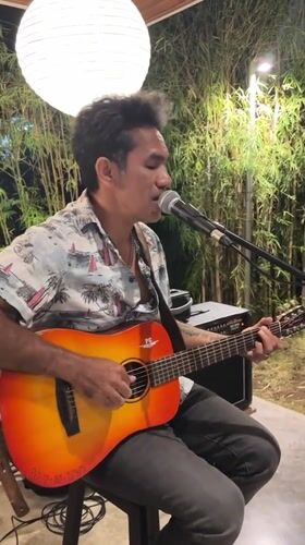 Acoustic musician performs at Japanese restaurant in Kuta Selatan