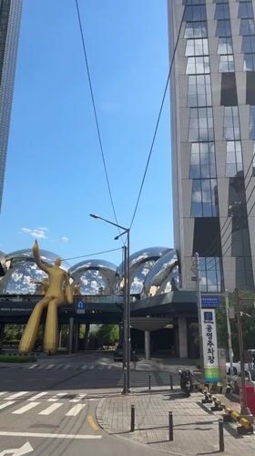 Morning footage captures Seoul Dragon City complex and golden statue