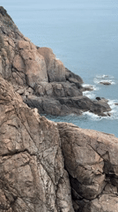 Exploring Đà Nẵng's rugged coastal cliffs and hillside trails