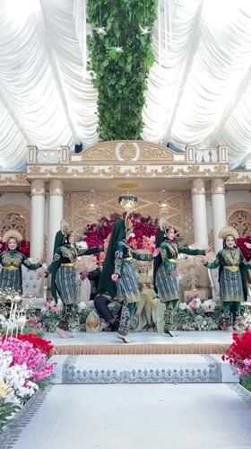 Traditional performance in green and gold at Mesjid Beurabo