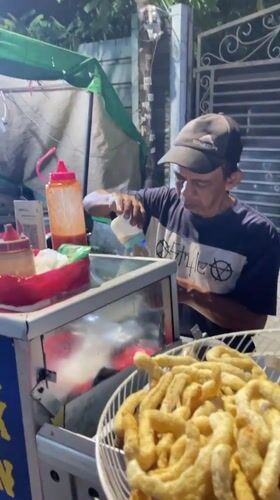 Night food vendors serve traditional snacks in Central Jakarta