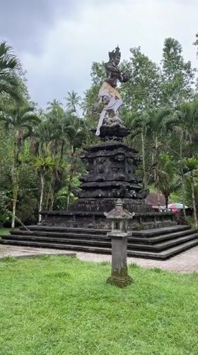 Dawn documentation of ancient statues at Tirta Empul temple