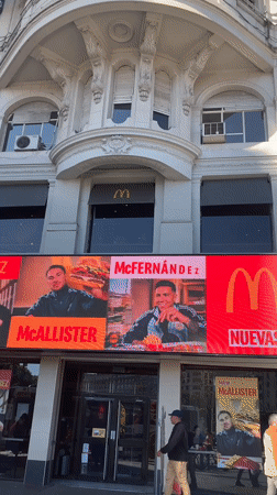 Buenos Aires witness captures everyday urban moments across afternoon
