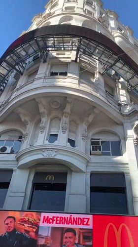 Buenos Aires witness captures everyday urban moments across afternoon