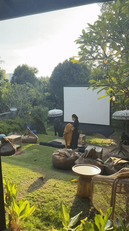 Outdoor cinema prep and a relaxed café morning in Mengwi