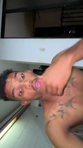 Man documents morning routine through selfies in Porlamar, Venezuela