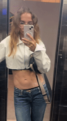 Woman takes elevator selfies in Đà Nẵng