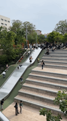 Witness captures springtime moments in Barcelona park over 15 minutes
