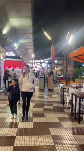 Evening street life and pizza-themed art documented in Buenos Aires