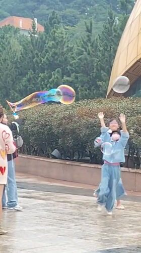 Bubble play and street life at a Da Lat plaza after rain