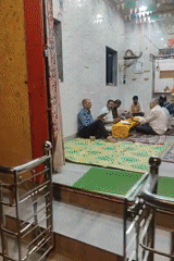 Mumbai scenes capture temple gathering and nighttime street activity