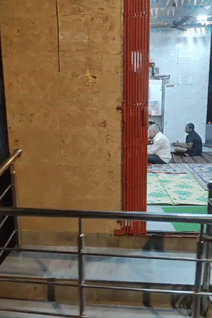 Mumbai scenes capture temple gathering and nighttime street activity