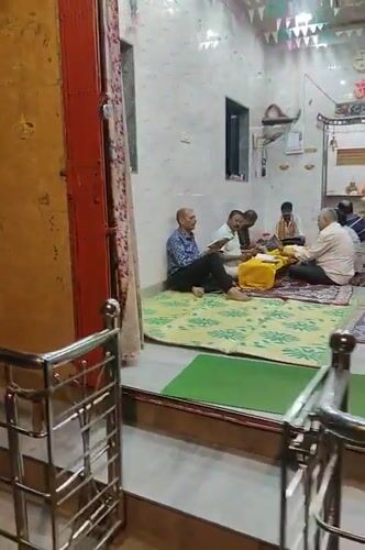 Mumbai scenes capture temple gathering and nighttime street activity