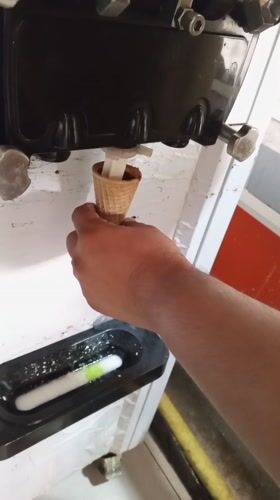 Ice cream purchase documented in Tinaquillo, Venezuela afternoon