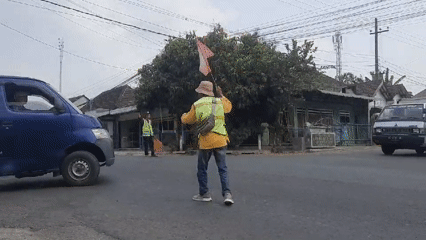 Traffic crew manages busy Tangkil road, counts pay between shifts