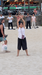Busy beach morning in Đà Nẵng, with street life nearby