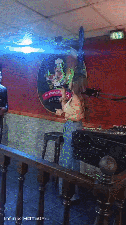 Karaoke duo performs at Caracas restaurant celebration