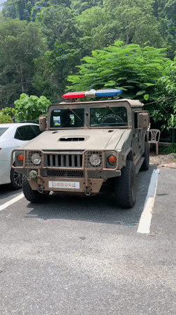 Military Hummer with emergency lights spotted in Thailand