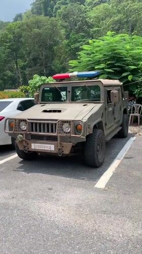 Military Hummer with emergency lights spotted in Thailand