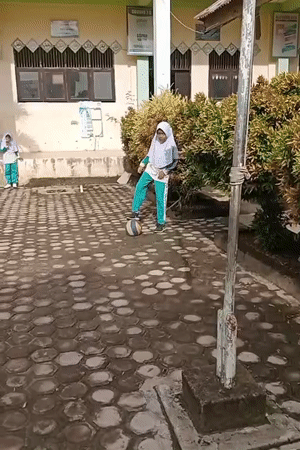 School activity and supply delivery documented in Keudekrueng