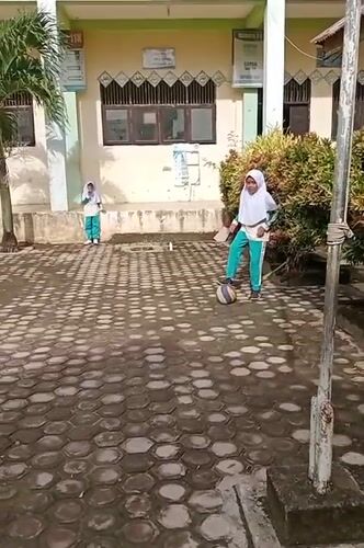 School activity and supply delivery documented in Keudekrueng