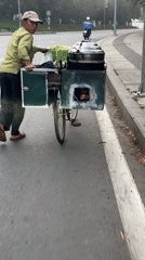 Street vendor operates mobile food cart in Đà Lạt
