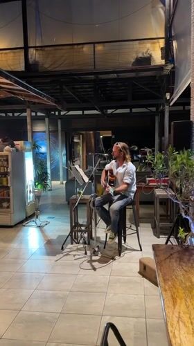 Ko Tao nightlife: live music, beach performers, street food, and bars